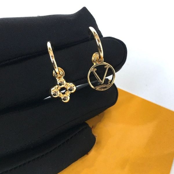 beautiful stylish four-leaf clover letter earrings, designer simple classic women's earrings, Golden;silver
beautiful stylish four-leaf clover letter earrings, designer simple classic women's earrings, Golden;silver