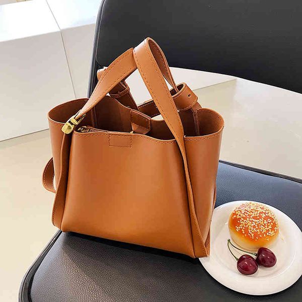 fashion women's new high-quality versatile bag luxury designer spring summer tote large capacity 2022 fashion texture shoulder ins hand
fashion women's new high-quality versatile bag luxury designer spring summer tote large capacity 2022 fashion texture shoulder ins hand