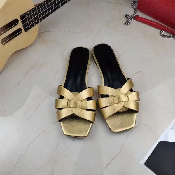 2022 designer paris women sandals summer slippers embroidered beach shoes flip-flops home shoes dust bags 35-42 with box, Black
2022 designer paris women sandals summer slippers embroidered beach shoes flip-flops home shoes dust bags 35-42 with box, Black