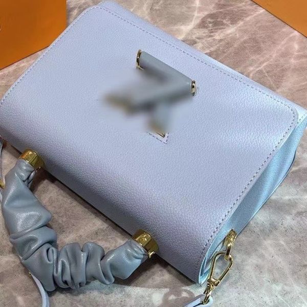2023 fashion ladies new 5a luxury designer chain diagonal bag cloud pleated handbag
2023 fashion ladies new 5a luxury designer chain diagonal bag cloud pleated handbag