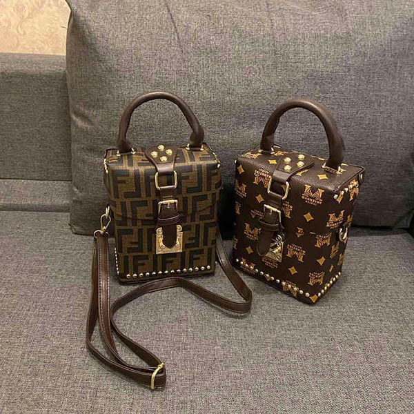 50% off outlet online wholesale lace adjustable lock crossbody bag handbag fashion foreign texture small square bag
50% off outlet online wholesale lace adjustable lock crossbody bag handbag fashion foreign texture small square bag
