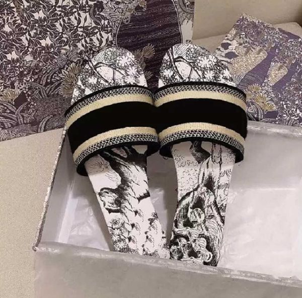 2022 luxury spring slippers and autumn new embroidered letters beach flat cotton slipper black fabric word sandals
2022 luxury spring slippers and autumn new embroidered letters beach flat cotton slipper black fabric word sandals