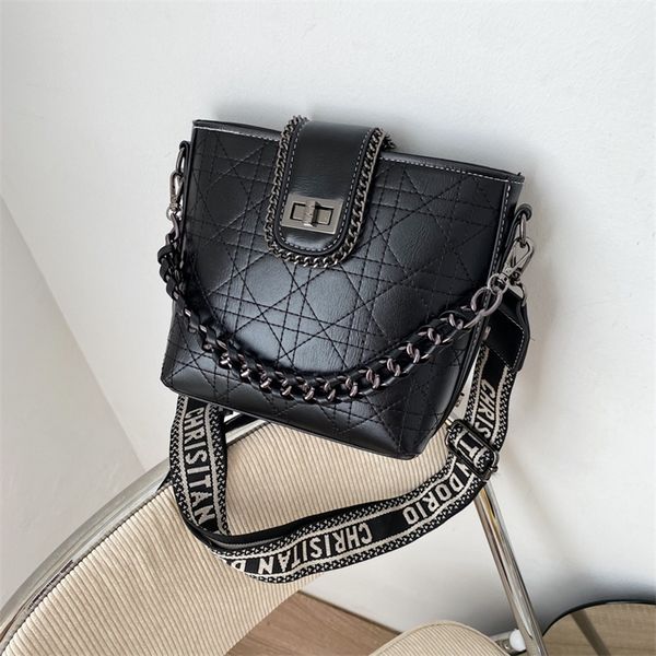 spot wholesale net red fashion bucket 2022 new leisure texture lock single shoulder oblique span small square bag
spot wholesale net red fashion bucket 2022 new leisure texture lock single shoulder oblique span small square bag