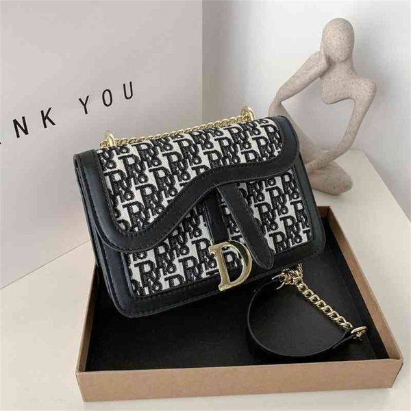 fashion small female new fashion red printing small square fashion texture single messenger female design purses online
fashion small female new fashion red printing small square fashion texture single messenger female design purses online