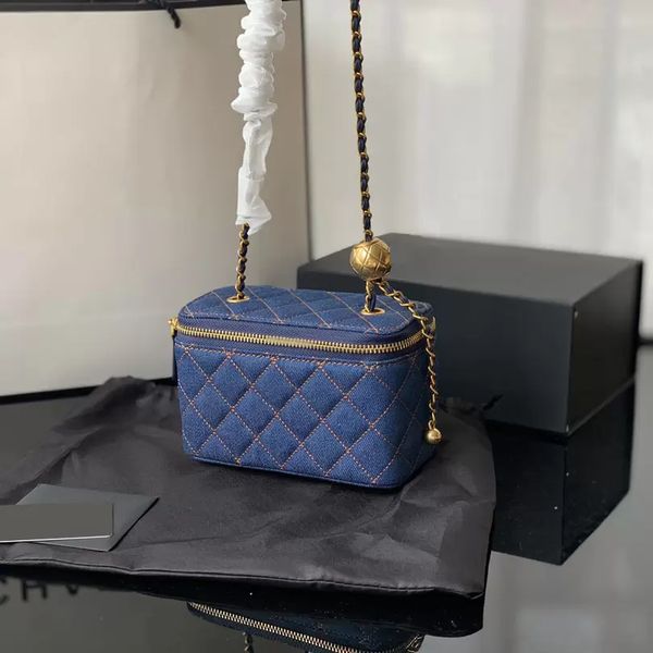 22ss france classical mini vanity cosmetic case denim box bags gold crush ball metal hardware matelasse crossbody shoulder luxury designer w
22ss france classical mini vanity cosmetic case denim box bags gold crush ball metal hardware matelasse crossbody shoulder luxury designer w