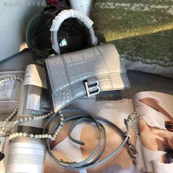 hourglass handbags balencaigass crossbody bag 's 2022 leather bags versatile b family crocodile b-shaped cross net
hourglass handbags balencaigass crossbody bag 's 2022 leather bags versatile b family crocodile b-shaped cross net