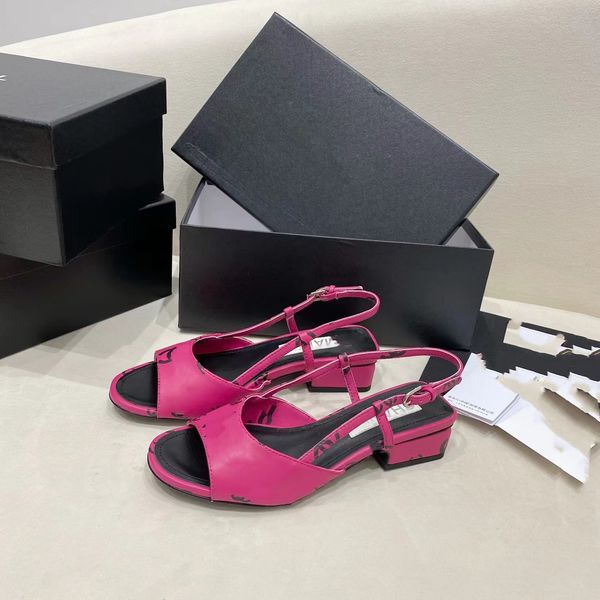 2022 designer sandals women shoes genuine leather sandals with full logo on the upper ladies beach slide, Black
2022 designer sandals women shoes genuine leather sandals with full logo on the upper ladies beach slide, Black