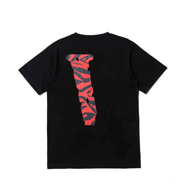 2021 digner fashion summer flat 100% katoen streetwear men women t-shirt usa short mouw brand hip hop camouflage red v-print tshirt, White;black
2021 digner fashion summer flat 100% katoen streetwear men women t-shirt usa short mouw brand hip hop camouflage red v-print tshirt, White;black