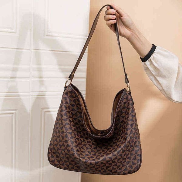 lvjia's same designer large capacity women's shoulder bag 2022 high-grade printed portable medieval women's trend 
lvjia's same designer large capacity women's shoulder bag 2022 high-grade printed portable medieval women's trend