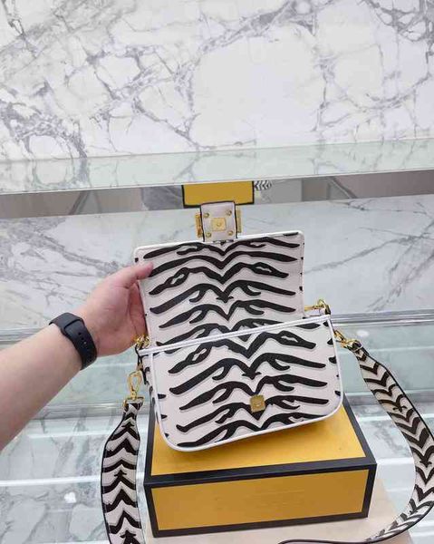 2022 new designer handbags tiger pattern postman french stick capsule single hand diagonal cross flip square
2022 new designer handbags tiger pattern postman french stick capsule single hand diagonal cross flip square