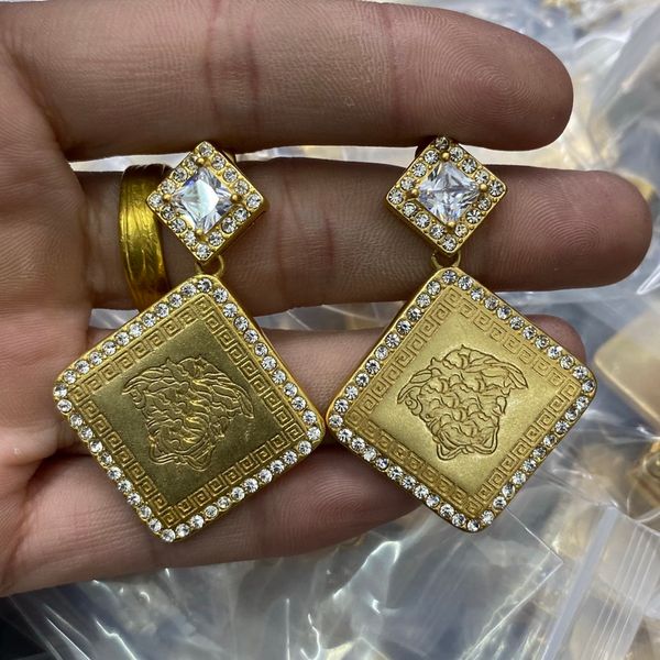 fashion new designed round hanging card full diamonds earring stud banshee medusa head portrait 18k gold plated women's earring hoop la, Golden;silver
fashion new designed round hanging card full diamonds earring stud banshee medusa head portrait 18k gold plated women's earring hoop la, Golden;silver