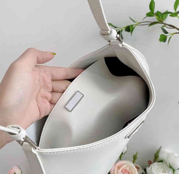 2022 summer new urban simple fashion cleo armpit bag casual versatile one shoulder portable women's bag
2022 summer new urban simple fashion cleo armpit bag casual versatile one shoulder portable women's bag