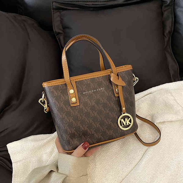 2022 women's korean fashion tote single shoulder bucket large capacity diagonal handbag luxury designer
2022 women's korean fashion tote single shoulder bucket large capacity diagonal handbag luxury designer