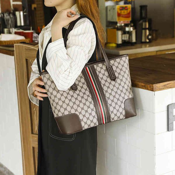 new women's bag 2022 spring and summer new high-capacity tote bag simple leisure bag
new women's bag 2022 spring and summer new high-capacity tote bag simple leisure bag