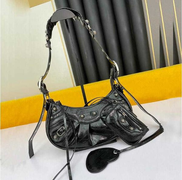 2022 designer women's half moon armpit dumpling bag motorcycle shoulder bag luxury oil waxed leather crossbody bags clutch wallet handb
2022 designer women's half moon armpit dumpling bag motorcycle shoulder bag luxury oil waxed leather crossbody bags clutch wallet handb
