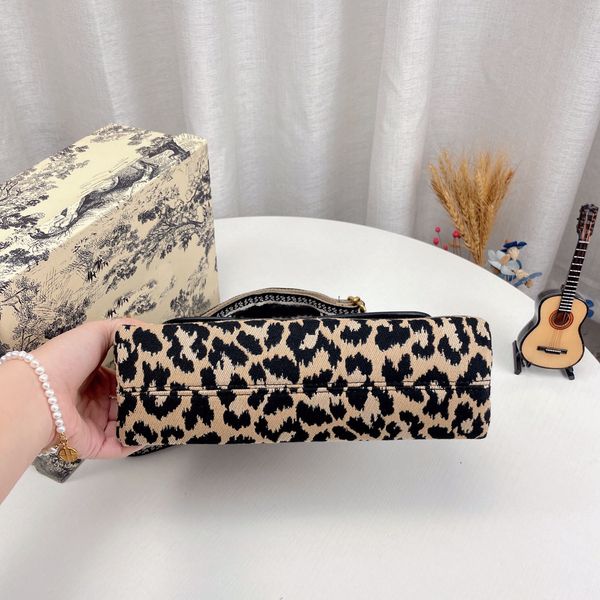 lady large-capacity handbags fashion bags designer retro ethnic style canvas handmade pattern handbag bags, Red;black
lady large-capacity handbags fashion bags designer retro ethnic style canvas handmade pattern handbag bags, Red;black
