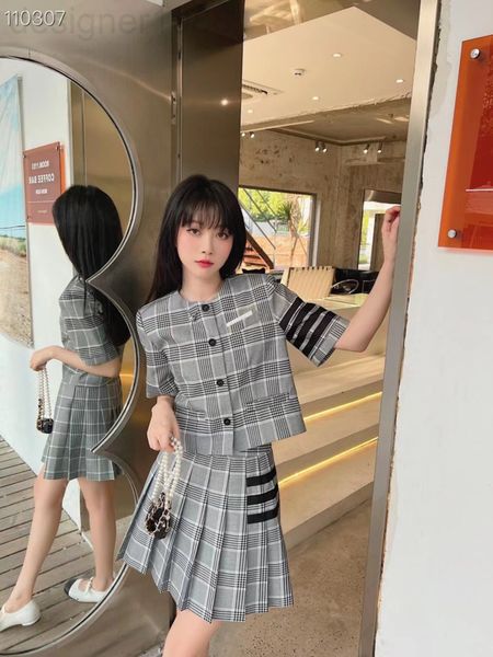 two piece dress designer 22 spring and summer new classic plaid lapel long sleeve small suit + pleated skirt a-line sweet style dces, White
two piece dress designer 22 spring and summer new classic plaid lapel long sleeve small suit + pleated skirt a-line sweet style dces, White