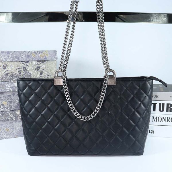 2022 european and american fashion leather diamond bag, versatile women's cross-body bag, large capacity, one shoulder chain for women
2022 european and american fashion leather diamond bag, versatile women's cross-body bag, large capacity, one shoulder chain for women