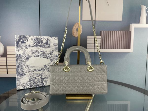 the second generation shoulder bag handbag in spring 2022 5a high-quality sheepskin classic handbag
the second generation shoulder bag handbag in spring 2022 5a high-quality sheepskin classic handbag