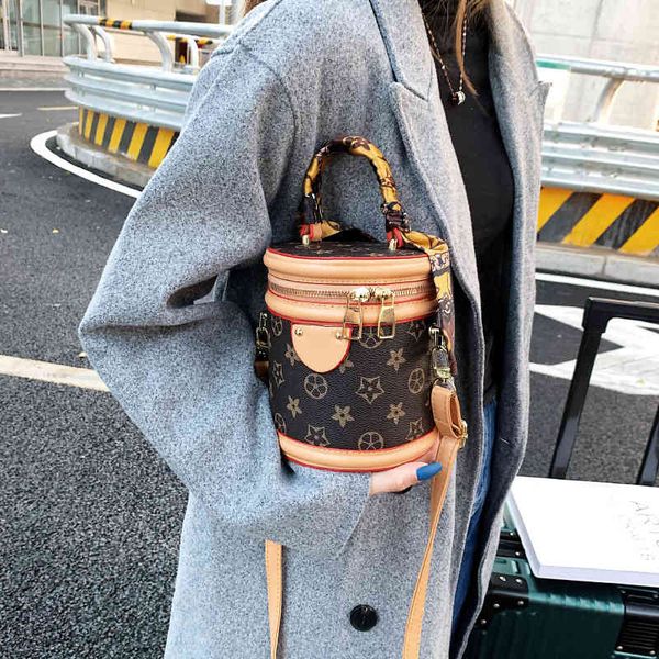 2022 new fashion printing cylinder bag hand minority high-grade feeling single shoulder msenger bucket women's designer bags
2022 new fashion printing cylinder bag hand minority high-grade feeling single shoulder msenger bucket women's designer bags