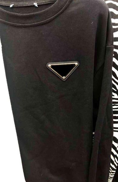 2022 women hoodie sweatshirts with triangle letters long sleeves lady tees with zippers back adjust fashion style hoodies hot, Black
2022 women hoodie sweatshirts with triangle letters long sleeves lady tees with zippers back adjust fashion style hoodies hot, Black