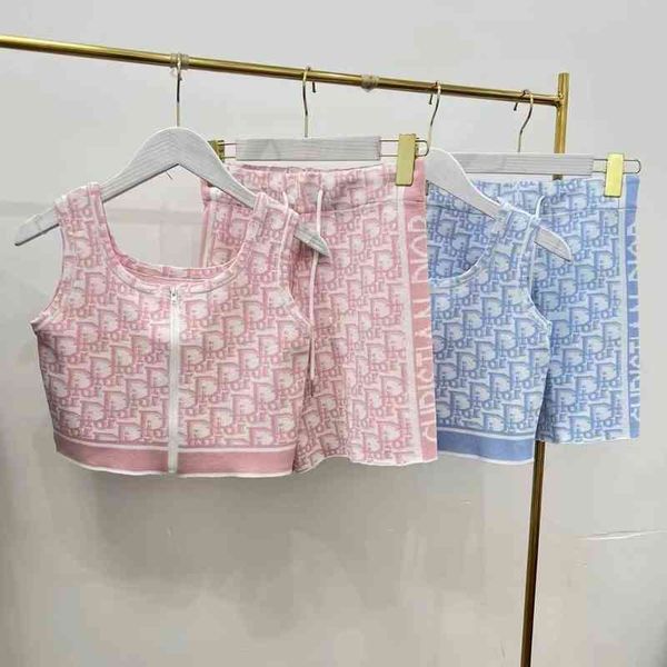2022 summer new d-letter knitting ice silk zipper vest shorts two-piece set fashionable old flower suit women, White
2022 summer new d-letter knitting ice silk zipper vest shorts two-piece set fashionable old flower suit women, White