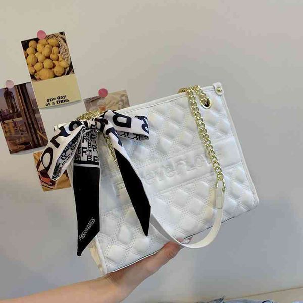 summer women's lingge chain bag ins xiaozhong single shoulder messenger bag embroidery 
summer women's lingge chain bag ins xiaozhong single shoulder messenger bag embroidery