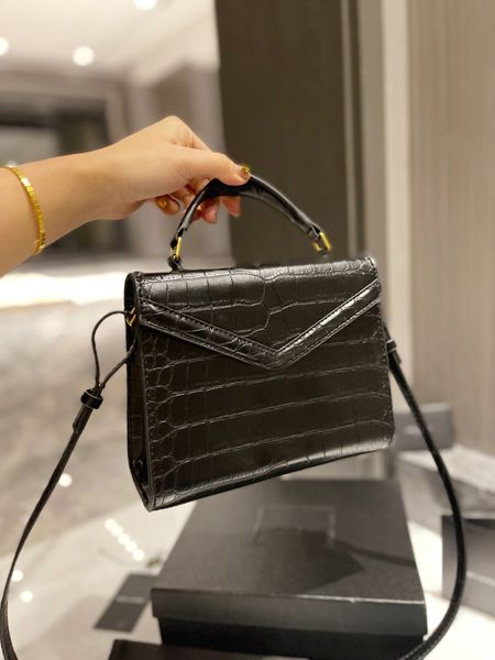 high qaulity shoulder bag designer purse mini handle crossbody handbag bag decorate gold metal closure an adjustble shoulders strap pochette
high qaulity shoulder bag designer purse mini handle crossbody handbag bag decorate gold metal closure an adjustble shoulders strap pochette