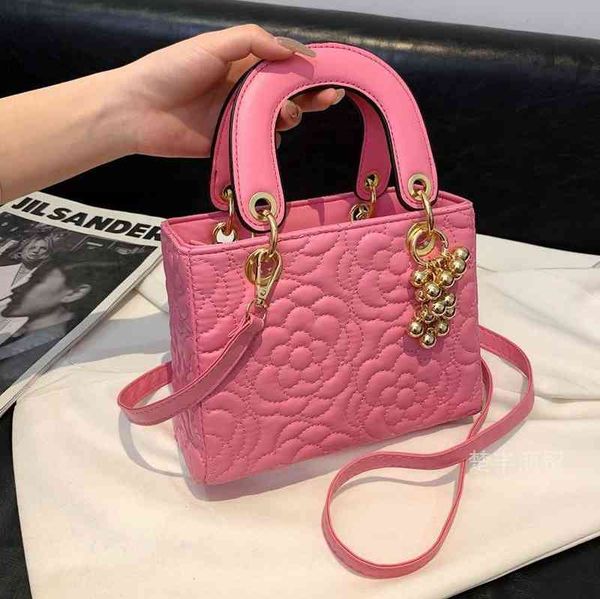 factory direct sale fashion textured embossed rose women's 2022 new western style one shoulder large capacity hand carry versatile prin
factory direct sale fashion textured embossed rose women's 2022 new western style one shoulder large capacity hand carry versatile prin