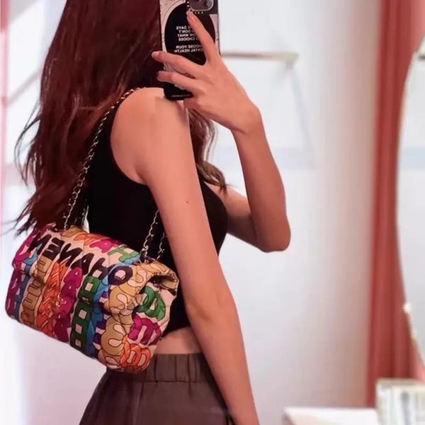 flap bag graffiti bags 2022 luxury designer brand fashion shoulder handbags women phone chains bag clutch wallets cross body totes artwork 
flap bag graffiti bags 2022 luxury designer brand fashion shoulder handbags women phone chains bag clutch wallets cross body totes artwork