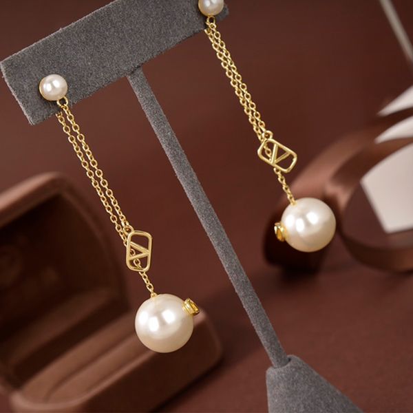 factory retail charm fashion gold pearl earrings design luxury brand jewelry designer letter v women 18k gold simple double chain pendant ea, Golden
factory retail charm fashion gold pearl earrings design luxury brand jewelry designer letter v women 18k gold simple double chain pendant ea, Golden