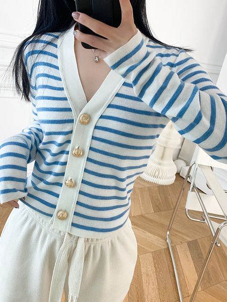 women sweater 2022 spring and summer new v-neck striped contrast color horizontal slim small knitted cardigan, White;black
women sweater 2022 spring and summer new v-neck striped contrast color horizontal slim small knitted cardigan, White;black