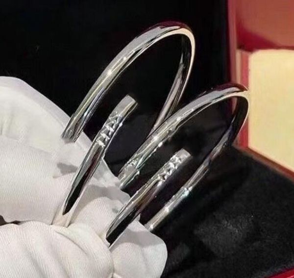 bangle charm bracelet titanium steel gold silver 18k rose gold nail head and tail diamond smooth couple original packaging, Golden;silver
bangle charm bracelet titanium steel gold silver 18k rose gold nail head and tail diamond smooth couple original packaging, Golden;silver