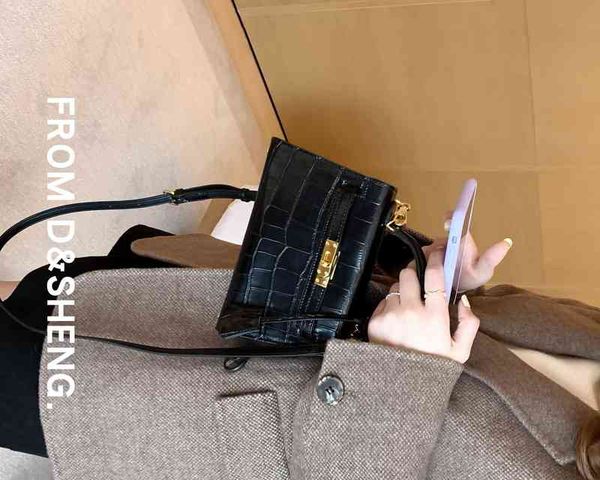 hermee woman bags kellies designer new fashion net popular second-generation crocodile leather women's small handbag women 
hermee woman bags kellies designer new fashion net popular second-generation crocodile leather women's small handbag women