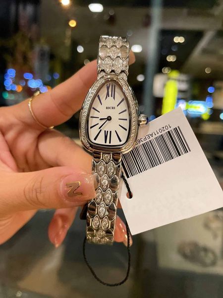 the 30mm size women's watch has a diamond bezel with a snake-like imported quartz movementmovement watches, Slivery;brown
the 30mm size women's watch has a diamond bezel with a snake-like imported quartz movementmovement watches, Slivery;brown