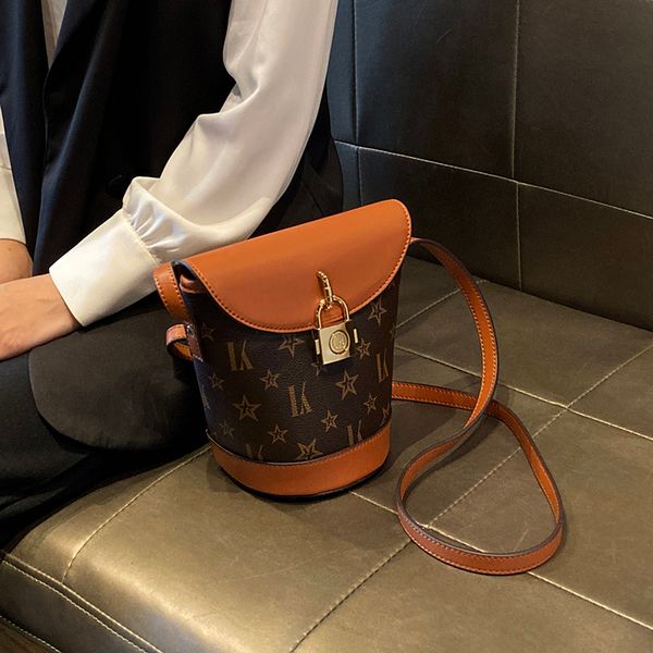luxury retro with lock flip bucket bag women handbag capacity casual crossbody shoulder messenger bags ladies purse
luxury retro with lock flip bucket bag women handbag capacity casual crossbody shoulder messenger bags ladies purse