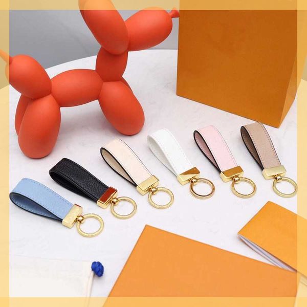 2022 designer keychain key chain buckle keychains lovers handmade leather keyring pendant accessories 5 color with box dust bag4, Silver
2022 designer keychain key chain buckle keychains lovers handmade leather keyring pendant accessories 5 color with box dust bag4, Silver