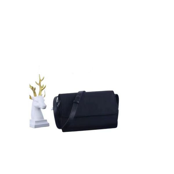 luxury design new casual large capacity recycled nylon padded messenger messenger bag
luxury design new casual large capacity recycled nylon padded messenger messenger bag