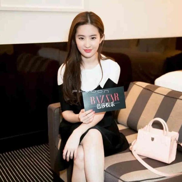casual dresses liu yifei star same french fashion lady black and white stitching contrast thin knitting slim pleated dress summer, Black;gray
casual dresses liu yifei star same french fashion lady black and white stitching contrast thin knitting slim pleated dress summer, Black;gray