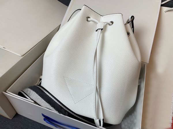 2022 milano fashion catwalk style bucket bag luxury designer ladies handbag capacity totes high-quality bags 100%cowhide exquisite hardware
2022 milano fashion catwalk style bucket bag luxury designer ladies handbag capacity totes high-quality bags 100%cowhide exquisite hardware