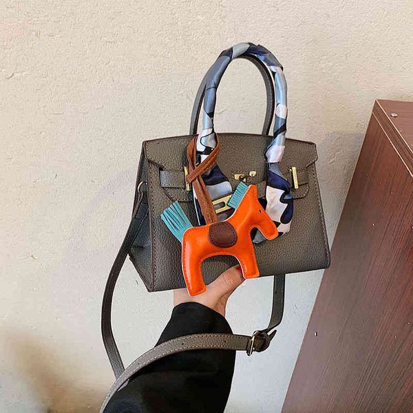 handbags lovely silk scarf small square women's 2022 urban elegant and simple atmosphere pu sling one shoulder messenger
handbags lovely silk scarf small square women's 2022 urban elegant and simple atmosphere pu sling one shoulder messenger