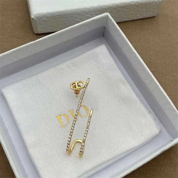 jewelry store outlets new brass earrings female micro diamond inlaid line letter rhinestone fashion boutique earrings, Golden
jewelry store outlets new brass earrings female micro diamond inlaid line letter rhinestone fashion boutique earrings, Golden
