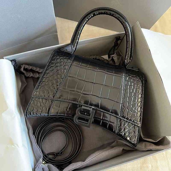 ltaly minority designer balencas's paris design autumn and winter texture 2022 family high version hourglass's leather messenger h
ltaly minority designer balencas's paris design autumn and winter texture 2022 family high version hourglass's leather messenger h