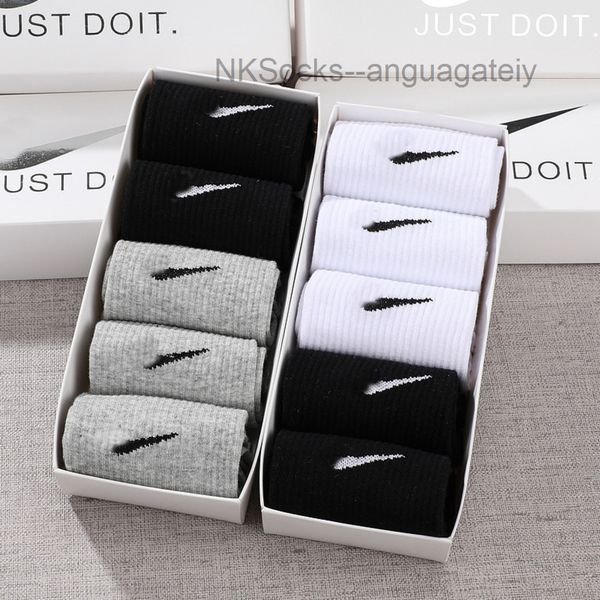 classic men's fashion socks gift box stockings hook brand black white gray medium tube sports cotton sweat absorbing sock men women lux
classic men's fashion socks gift box stockings hook brand black white gray medium tube sports cotton sweat absorbing sock men women lux