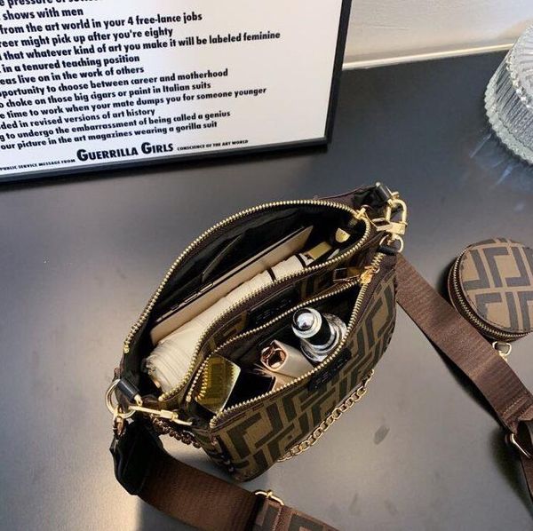 cross body bag designer womens shoulder clutch round zippy coin smartphone purse chain wallet g8060
cross body bag designer womens shoulder clutch round zippy coin smartphone purse chain wallet g8060