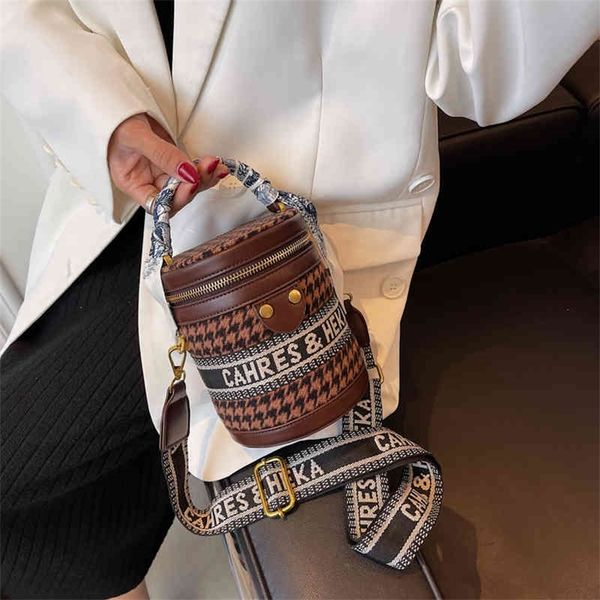 version fashion portable cosmetic bag thousand bird lattice single shoulder bucket bag purses outlet online
version fashion portable cosmetic bag thousand bird lattice single shoulder bucket bag purses outlet online
