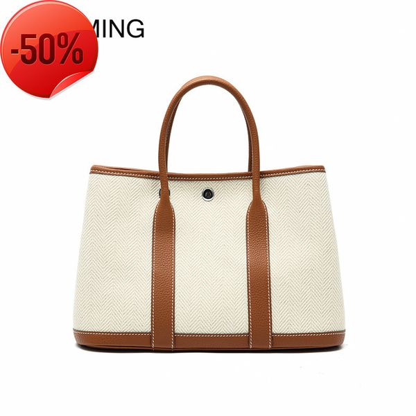 the factory directly the factory directly h family large capacity canvas garden splicing contrast leather layer cowhide portable one shoulde
the factory directly the factory directly h family large capacity canvas garden splicing contrast leather layer cowhide portable one shoulde