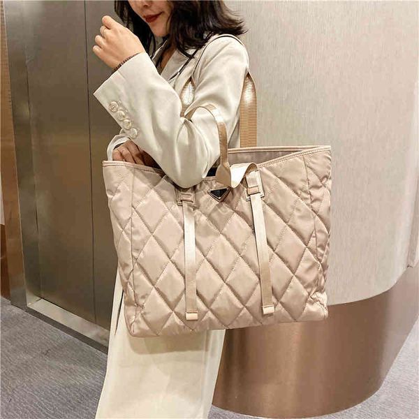 purses outlet autumn new large capacity small fragrance portable tote women's solid color leisure shoulder bag
purses outlet autumn new large capacity small fragrance portable tote women's solid color leisure shoulder bag