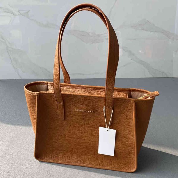 designers bags 2022 new tote bag cowhide leisure mommy bag large long handle longyu single shoulder portable fashion
designers bags 2022 new tote bag cowhide leisure mommy bag large long handle longyu single shoulder portable fashion