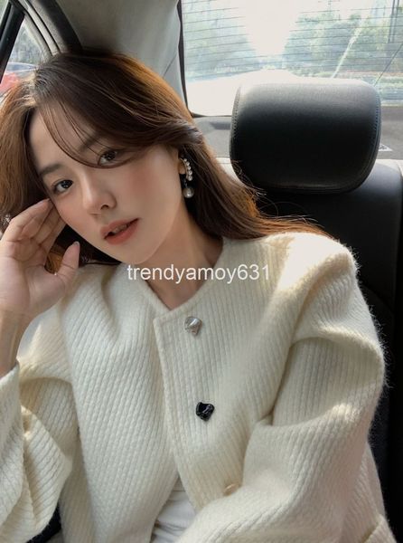 women's knits & tees spring 21 style small fragrance high sense white women's leisure design minority short coat
women's knits & tees spring 21 style small fragrance high sense white women's leisure design minority short coat